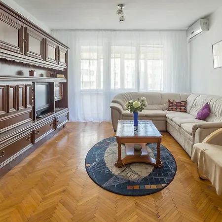 Central Luxurious Spacious דירה *